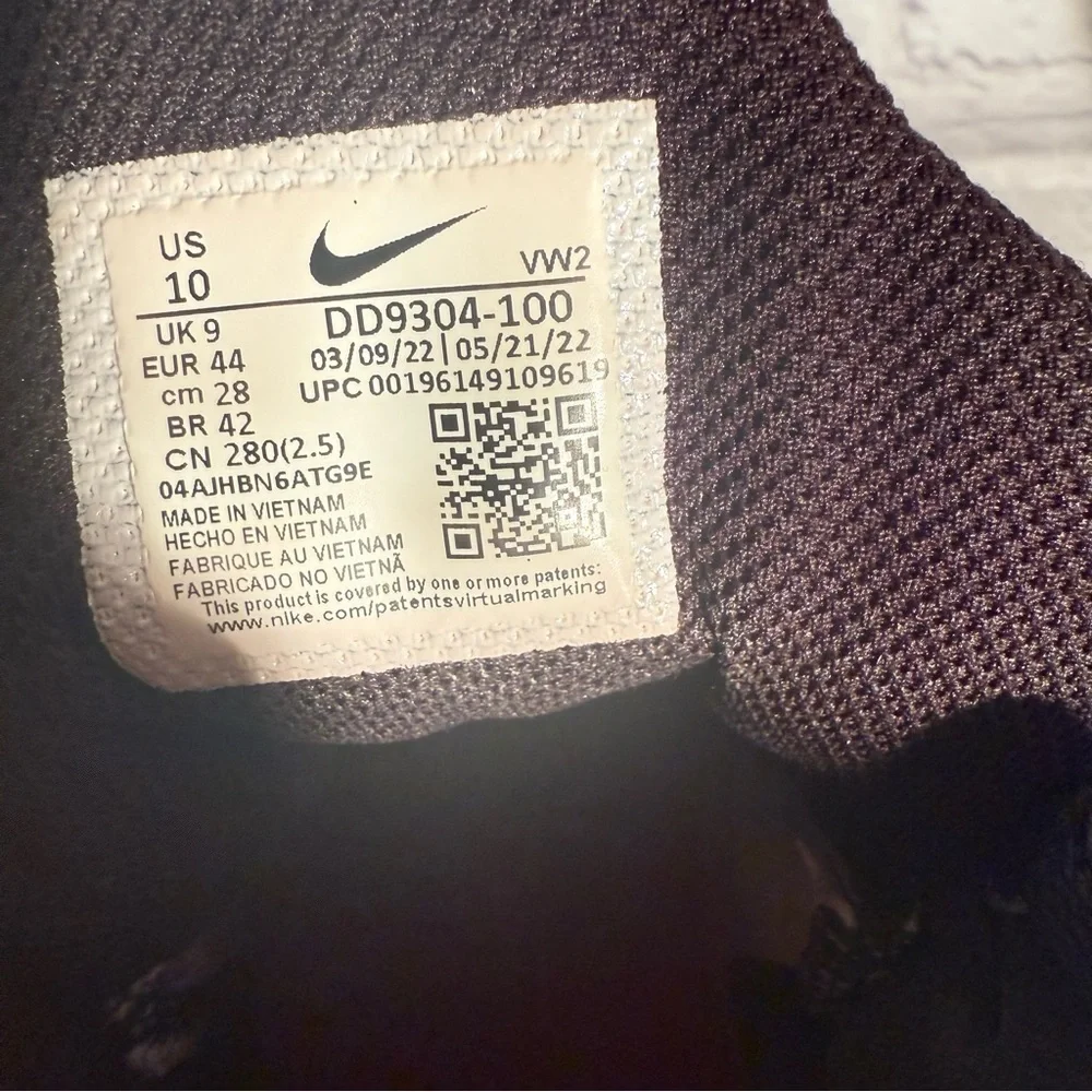 Nike White and Black Athletic Shoes - Picture 10 of 10